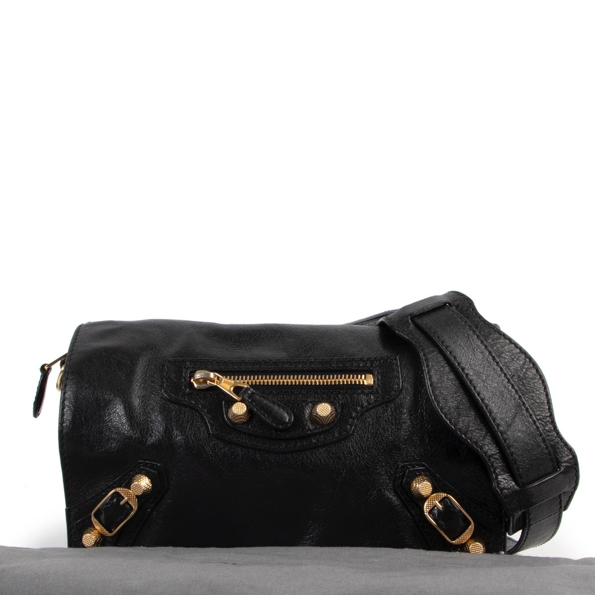 Get this Balenciaga Black Leather Tool Kit Giant Studs Crossbody at Labellov online or in store. Buy and sell your designer items for a reasonable price.