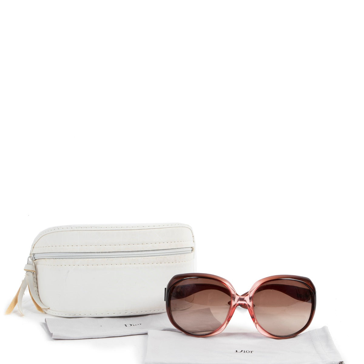 Buy these Christian Dior Pink Brown Glasses at Labellov Luxury in Antwerp and give them a secondlife. Buy and sell your designer items for a reasonable price and with excellent service