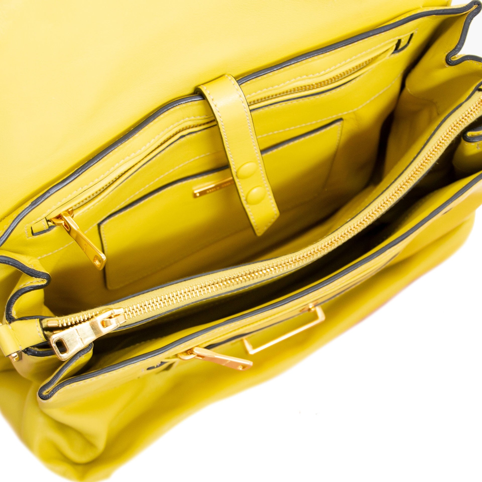 Achetez des sacs Miu Miu authentiques sur le webshop vintage Labellov au plus bas prix.