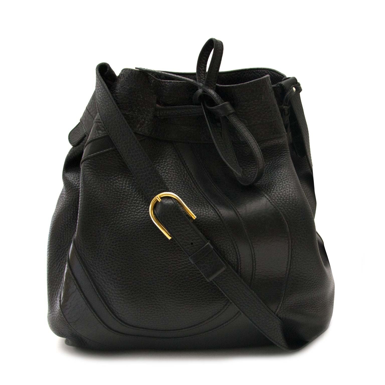 koop tweedehands Delvaux Black Leather Drawstring Bucketbag bij labellov