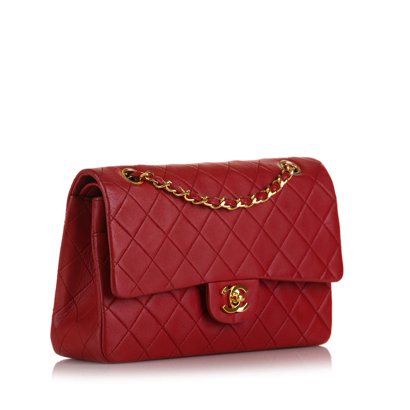 Shop safe online at Labellov in Antwerp, Brussels and Knokke this 100% authentic second hand Chanel Red Lambskin Leather Medium Classic flap Bag