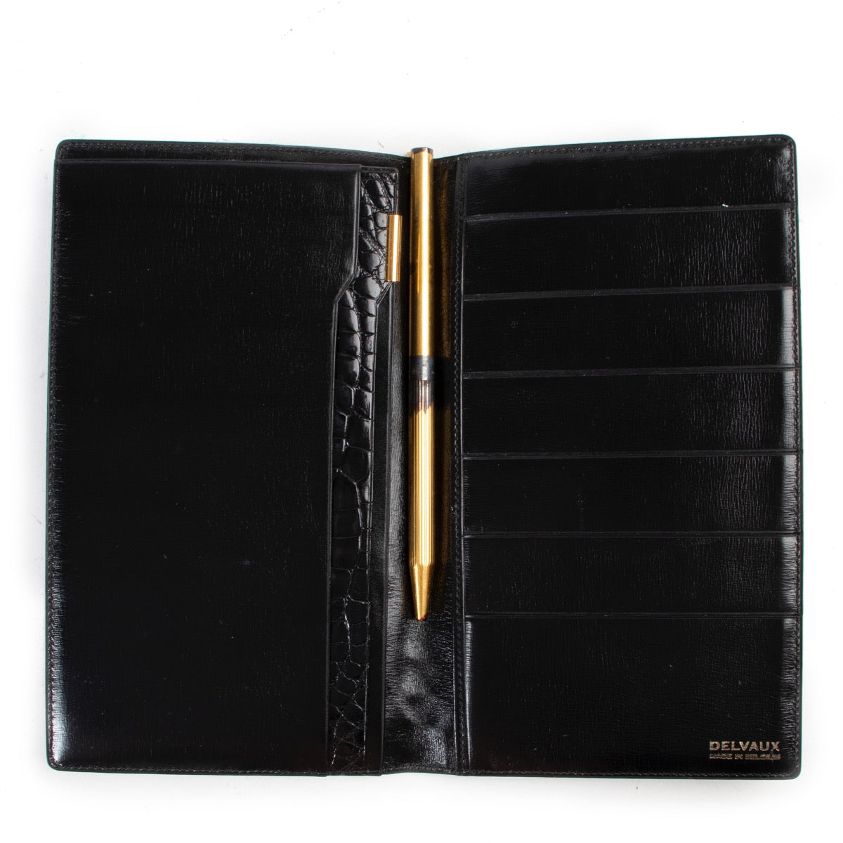 Achetez en ligne second main ce portefeuille Delvaux en cuir noir croco chez Labellov.com.