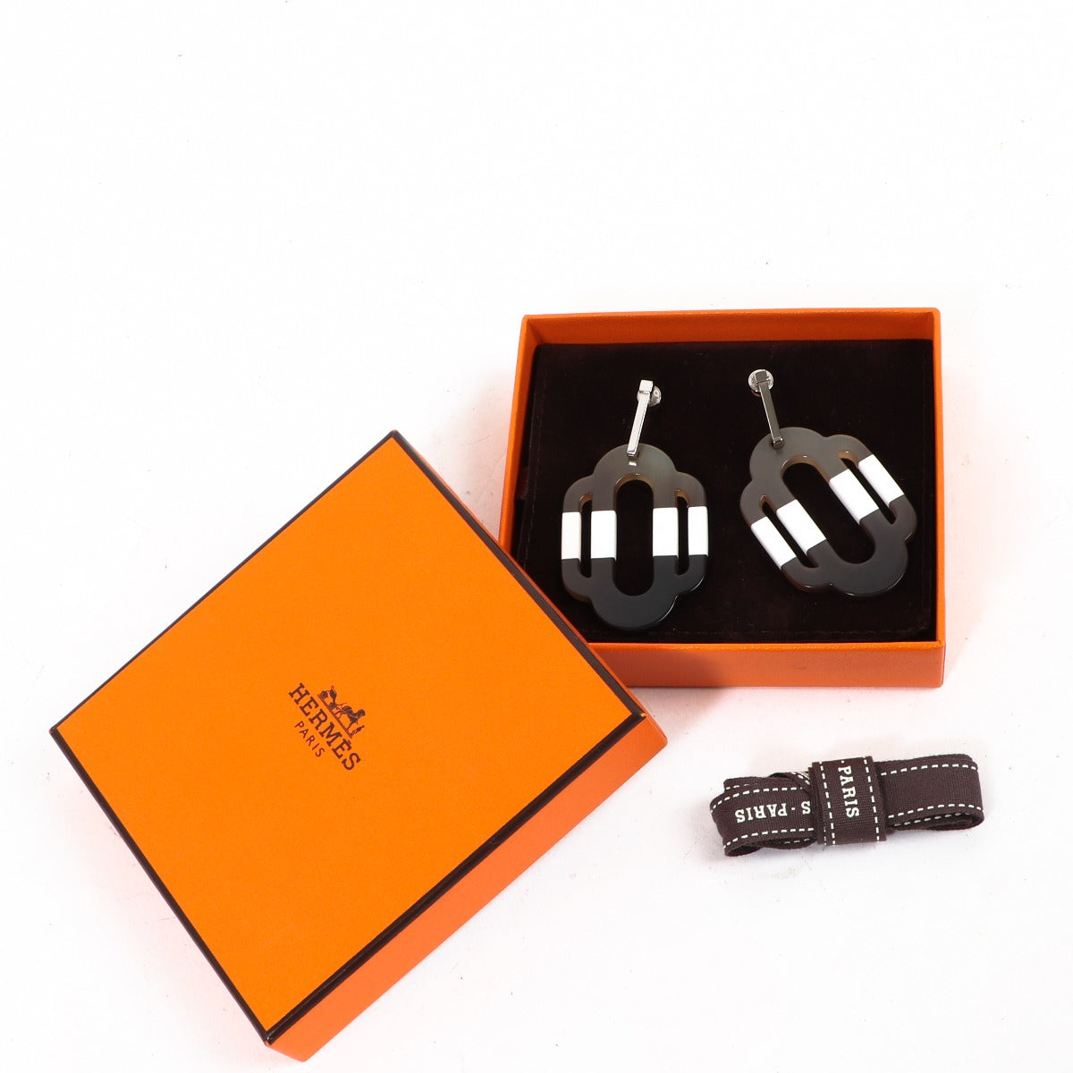 Buy authentic second-hand Hermès Grey White Plastic Earrings in very good condition at Labellov in Antwerp.