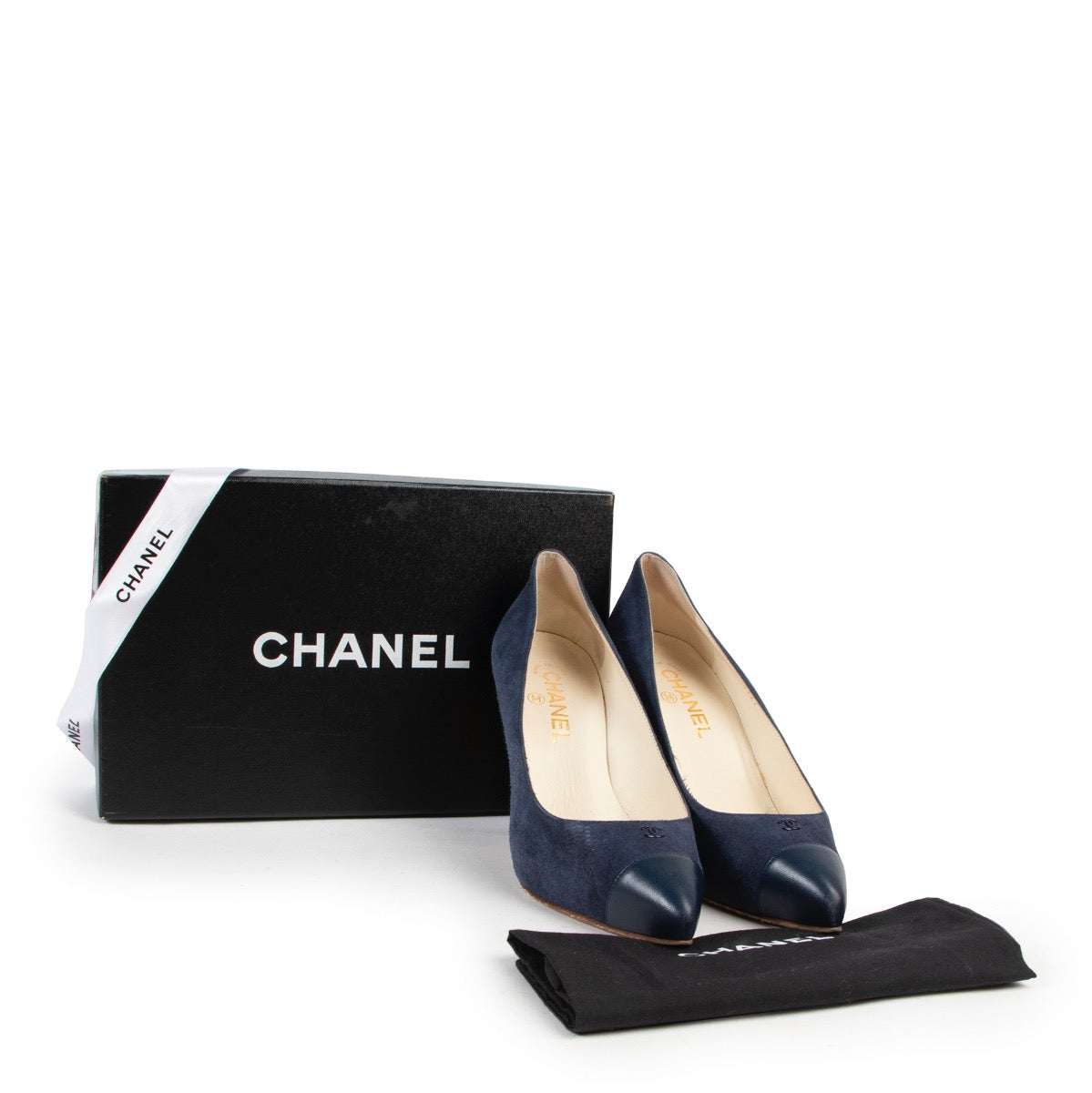 Shop safe online authentic second hand Chanel Blue Nubuck Pumps in Size 38,5 in very good condition and at the right price at labellov.com.