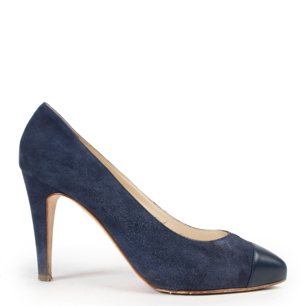 Shop safe online authentic second hand Chanel Blue Nubuck Pumps in Size 38,5 in very good condition and at the right price at labellov.com.