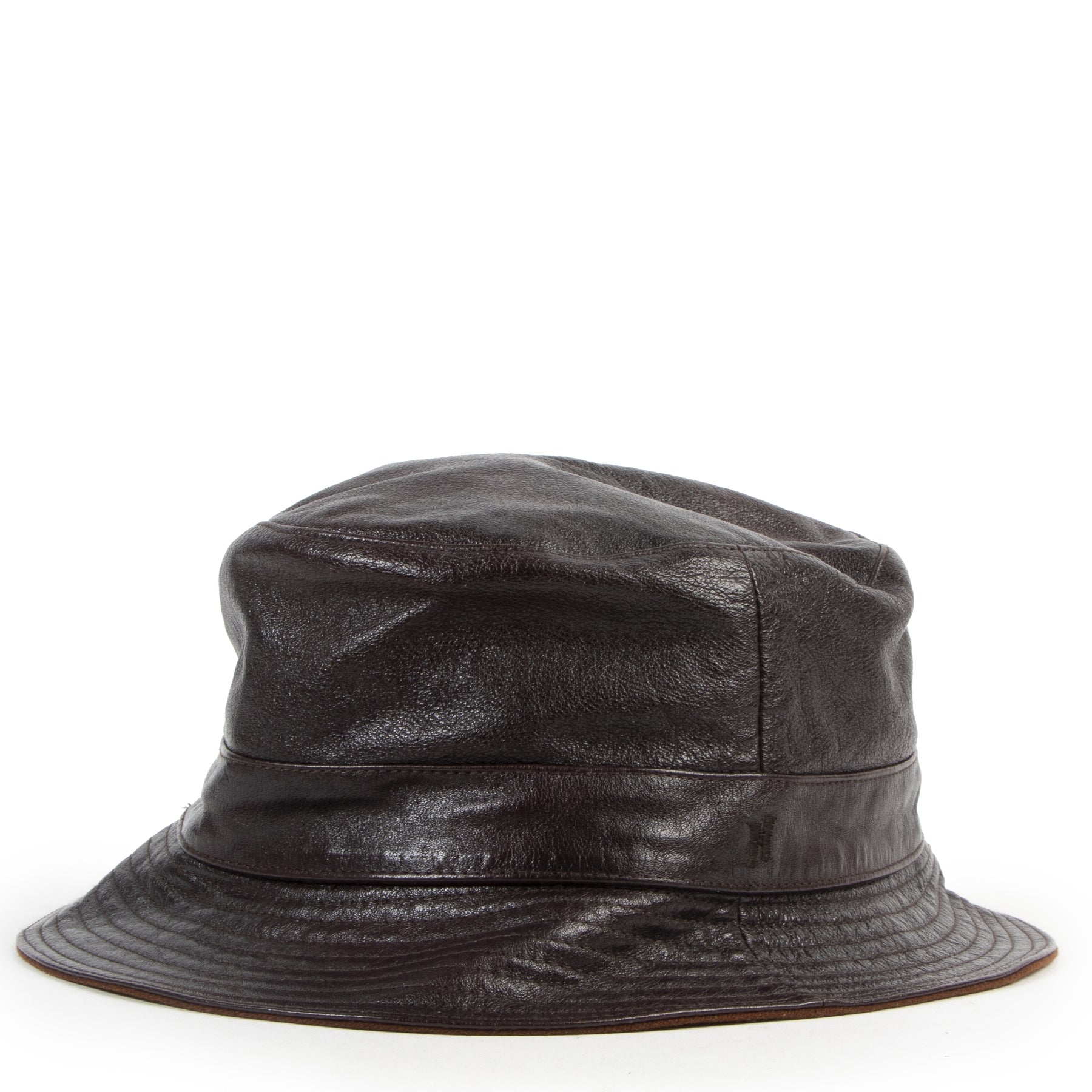 Buy this authentic second-hand vintage Hèrmes Brown Leather Bucket Hat at online webshop LabelLOV. Safe and secure shopping. Koop deze authentieke tweedehands vintage Hèrmes Brown Leather Bucket Hat bij online webshop LabelLOV.