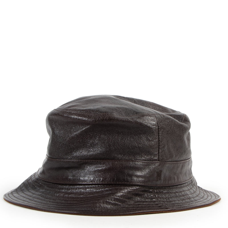 Buy this authentic second-hand vintage Hèrmes Brown Leather Bucket Hat at online webshop LabelLOV. Safe and secure shopping. Koop deze authentieke tweedehands vintage Hèrmes Brown Leather Bucket Hat bij online webshop LabelLOV.