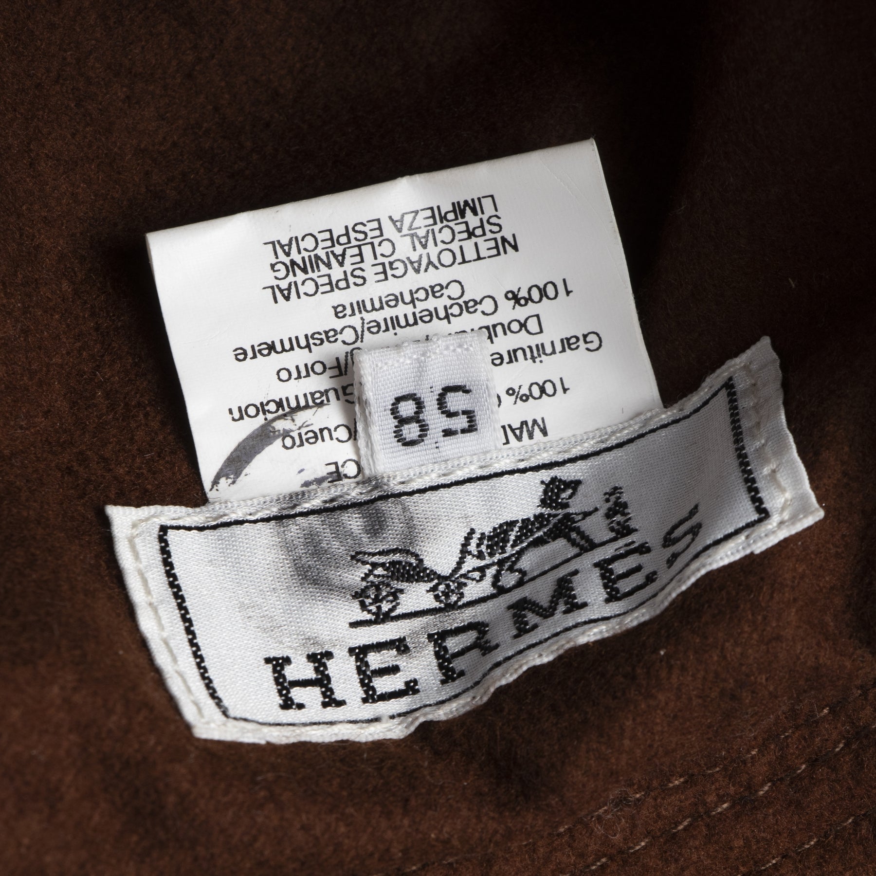 Buy this authentic second-hand vintage Hèrmes Brown Leather Bucket Hat at online webshop LabelLOV. Safe and secure shopping. Koop deze authentieke tweedehands vintage Hèrmes Brown Leather Bucket Hat bij online webshop LabelLOV.