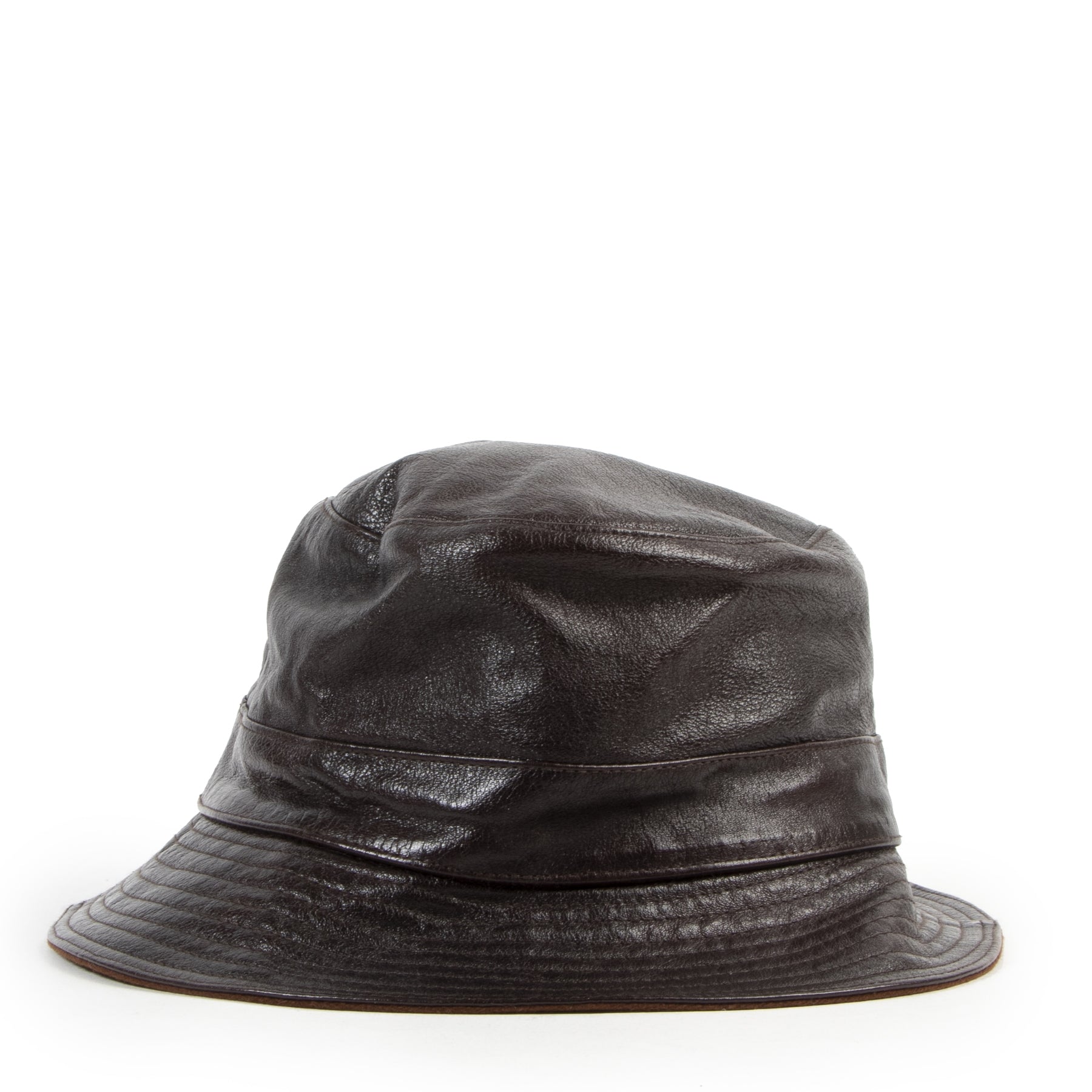 Buy this authentic second-hand vintage Hèrmes Brown Leather Bucket Hat at online webshop LabelLOV. Safe and secure shopping. Koop deze authentieke tweedehands vintage Hèrmes Brown Leather Bucket Hat bij online webshop LabelLOV.