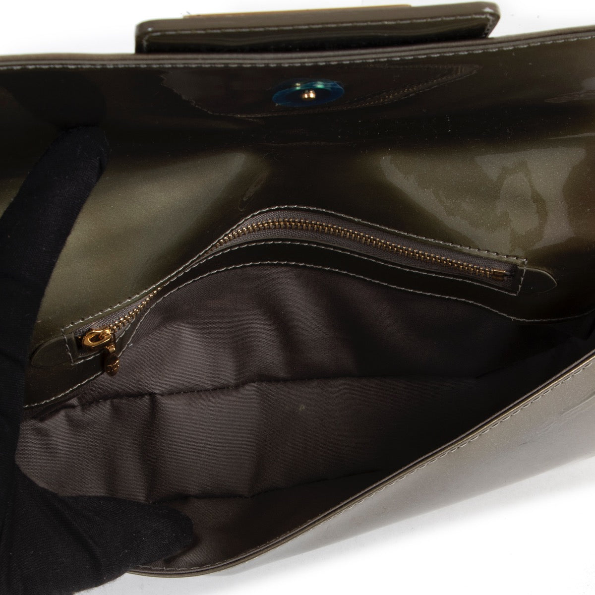 Shop safe online 100% authentic second hand Louis Vuitton Green Vernis Sobe Clutch in very good condition at the right price at Labellov in Antwerp.
