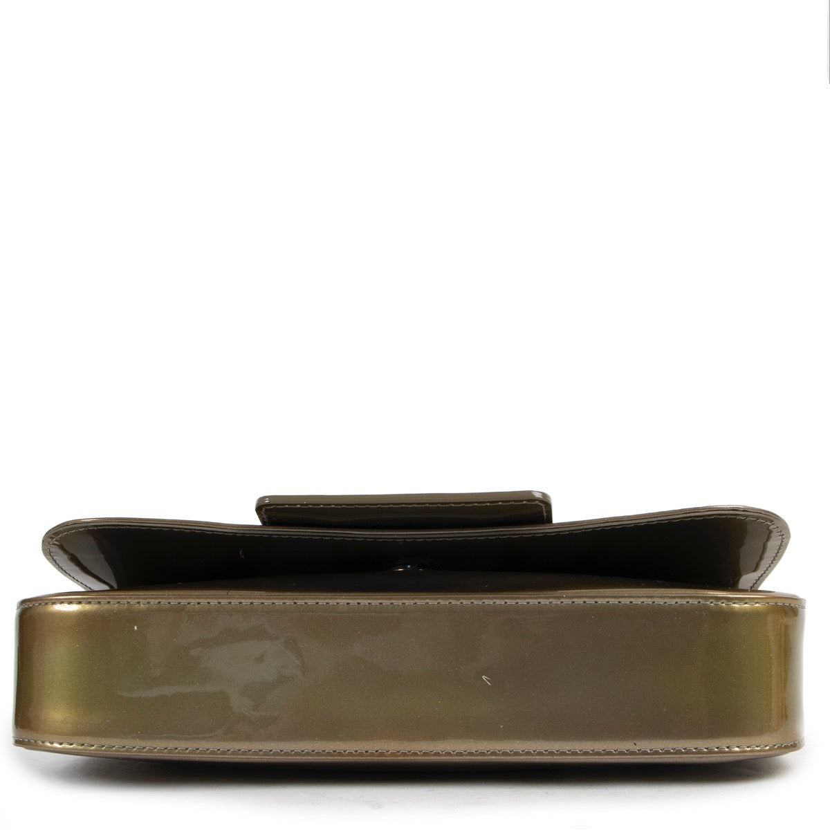 Shop safe online 100% authentic second hand Louis Vuitton Green Vernis Sobe Clutch in very good condition at the right price at Labellov in Antwerp.