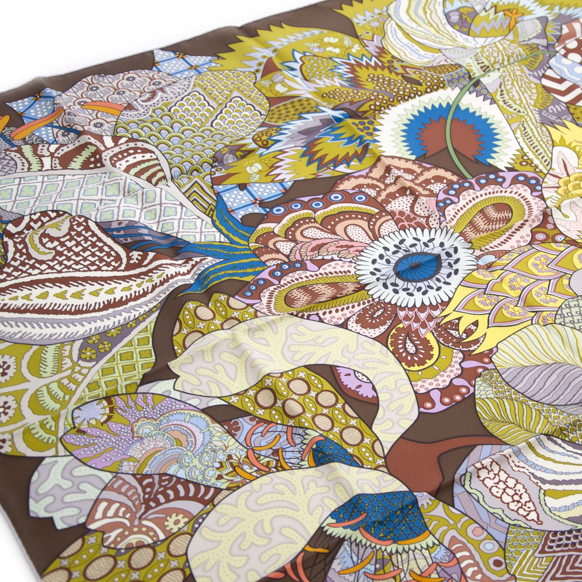 Hermes A. Honore 'Fleurs D' Indiennes' Silk Scarf Buy secondhand Hermes scarfs at Labellov. Safe online shopping at a fair price. Koop tweedehands Hermes sjaals bij Labellov. Veilig online winkelen voor een eerlijke prijs.