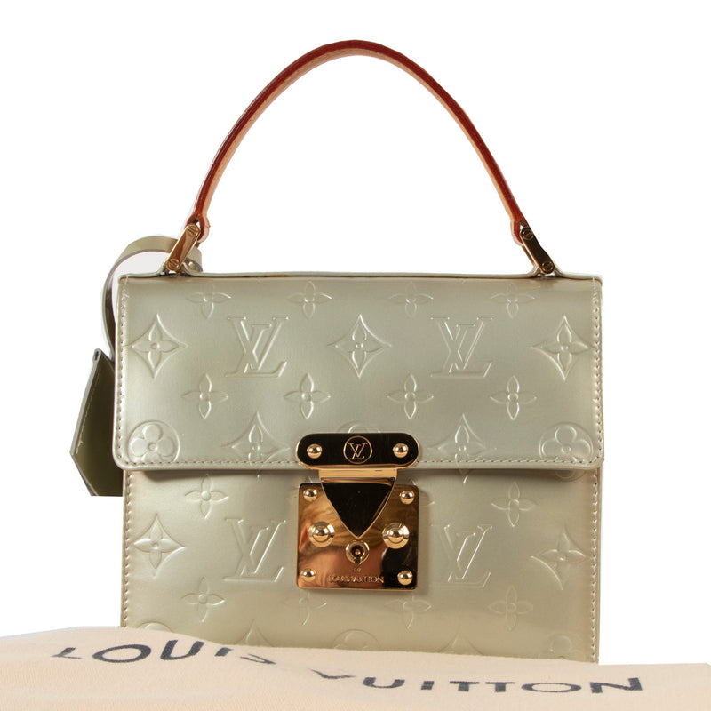 Are you looking for an authentic designer Louis Vuitton Champagne Vernis Spring Street Top Handle Bag? We buy and sell for the best price at Labellov vintage designer boutique in Antwerp Belgium.