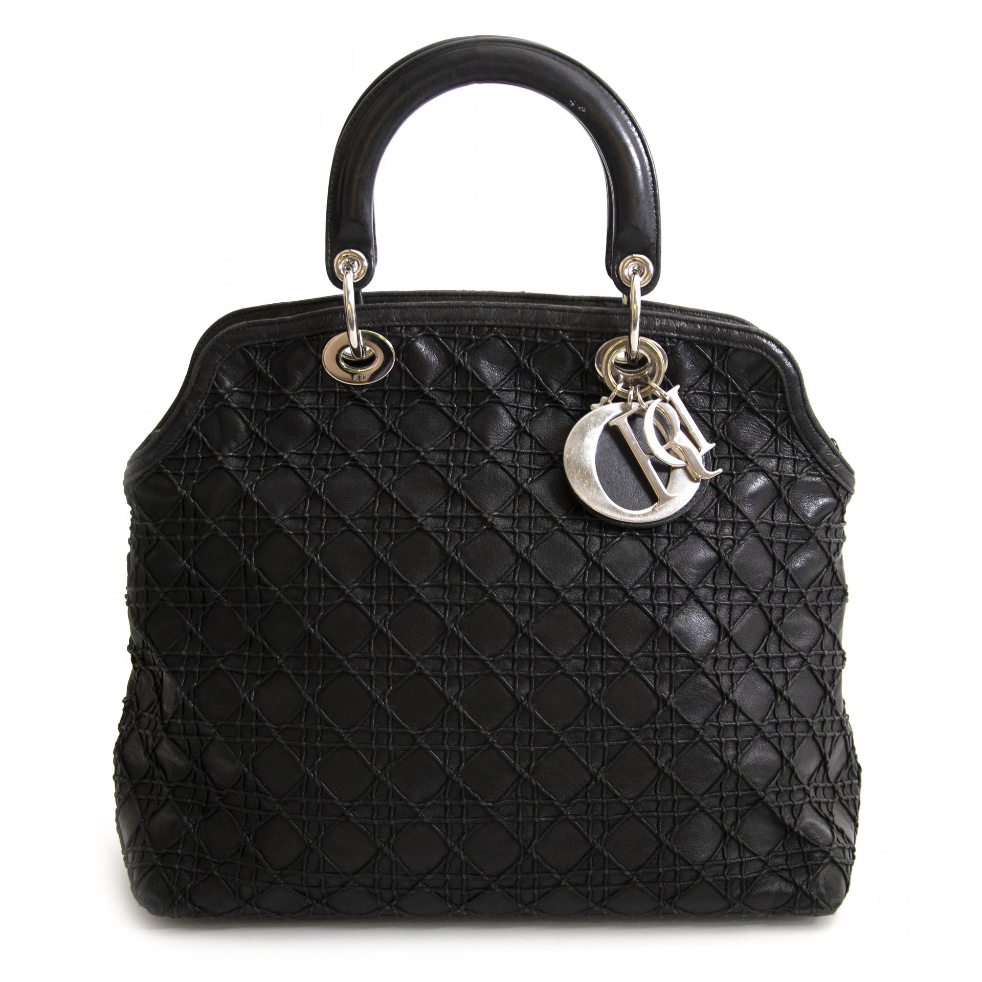 Lady Dior Black Cannage Tote Bag Buy and sell vintage secondhand handbags at Labellov in Antwerp Belgium. Pay safe and secure on the Labellov webshop. Koop en verkoop je handtas online bij Labellov Antwerpen België. Vente et achat des sac a mains vintage