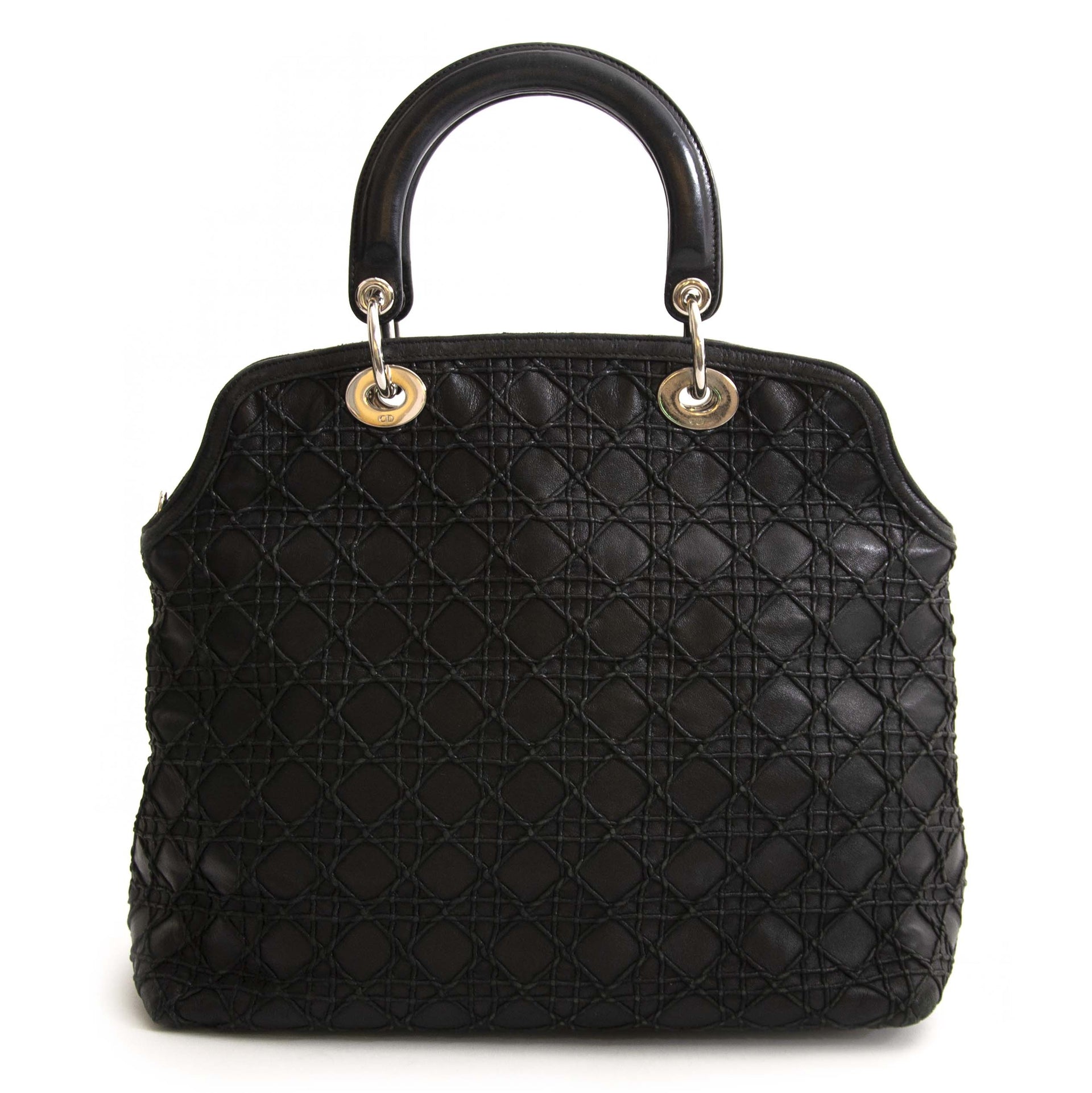 Lady Dior Black Cannage Tote Bag Buy and sell vintage secondhand handbags at Labellov in Antwerp Belgium. Pay safe and secure on the Labellov webshop. Koop en verkoop je handtas online bij Labellov Antwerpen België. Vente et achat des sac a mains vintage