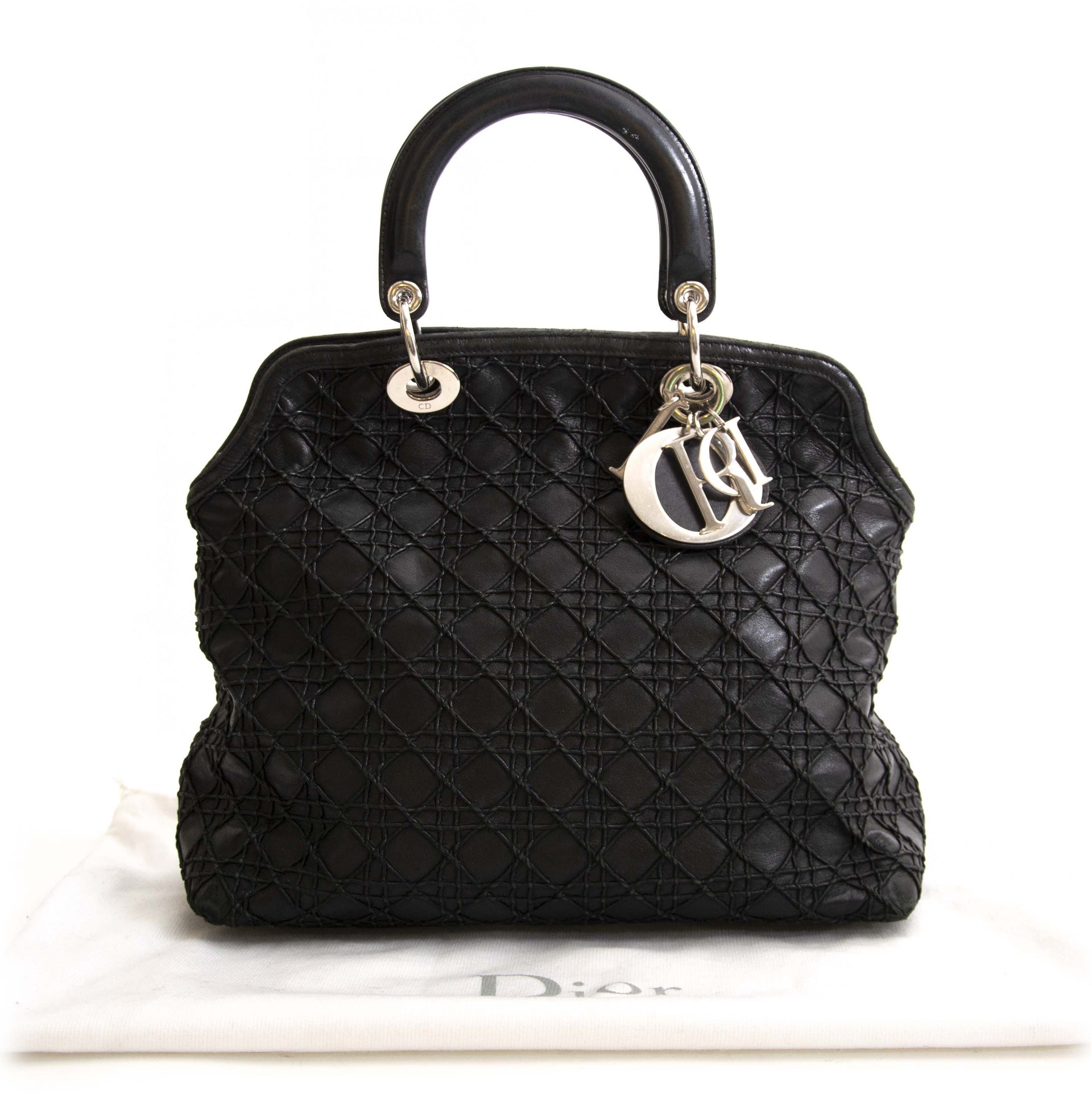 Lady Dior Black Cannage Tote Bag Buy and sell vintage secondhand handbags at Labellov in Antwerp Belgium. Pay safe and secure on the Labellov webshop. Koop en verkoop je handtas online bij Labellov Antwerpen België. Vente et achat des sac a mains vintage