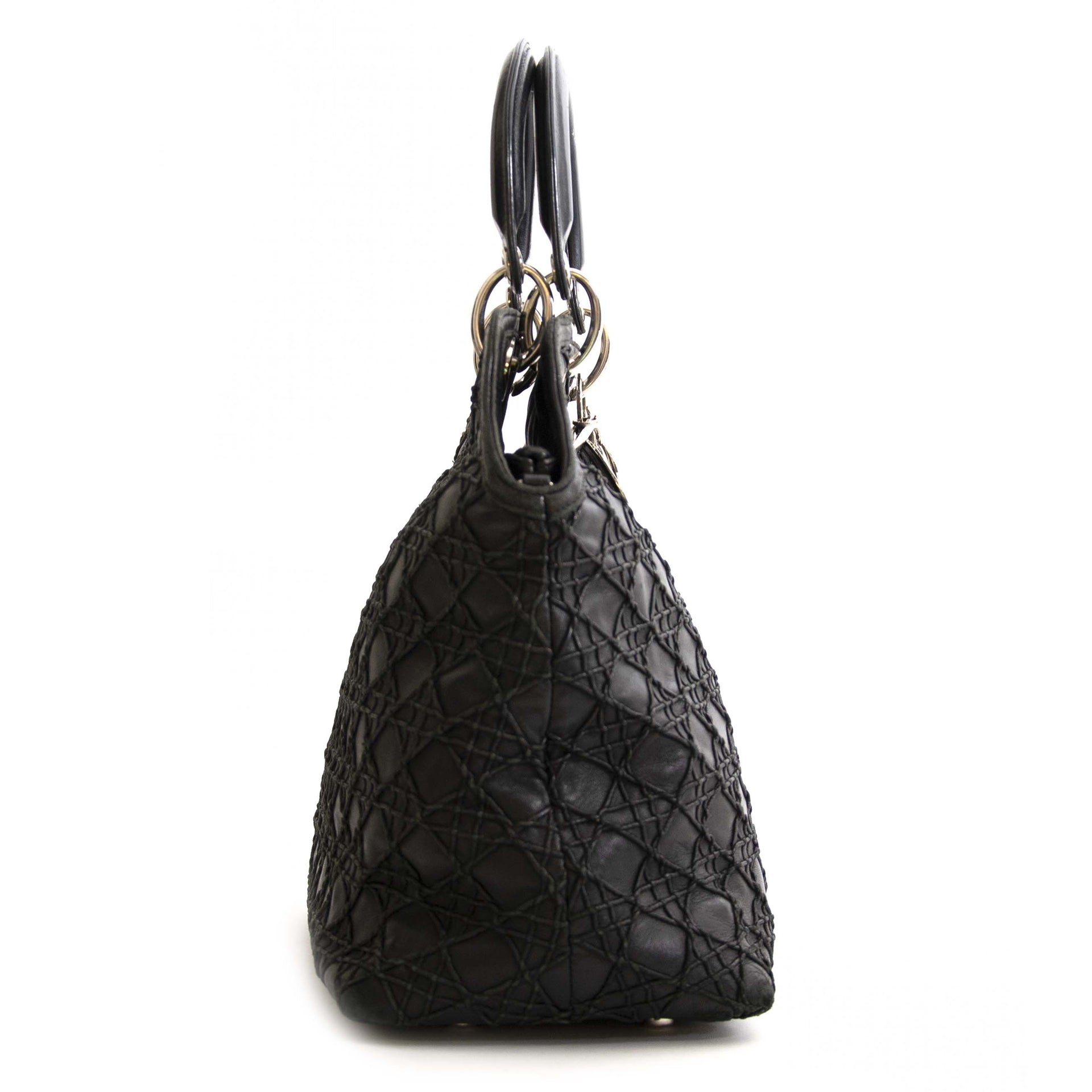 Lady Dior Black Cannage Tote Bag Buy and sell vintage secondhand handbags at Labellov in Antwerp Belgium. Pay safe and secure on the Labellov webshop. Koop en verkoop je handtas online bij Labellov Antwerpen België. Vente et achat des sac a mains vintage