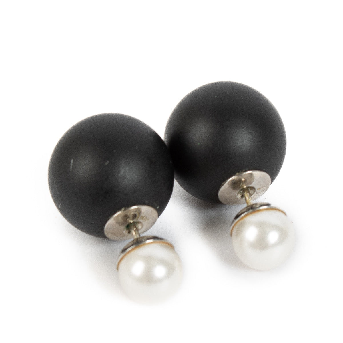 Shop safe online at Labellov in Antwerp, Brussels and Knokke these 100% authentic second hand Dior Black Tribales earrings. Veilig online tweedehands authentieke Dior Black Tribales oorbellen kopen bij Labellov.