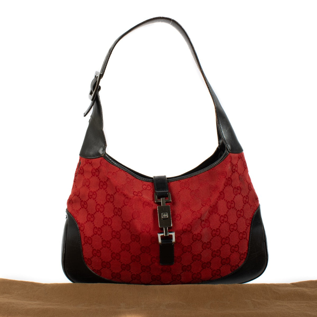 Shop safe online at Labellov in Antwerp, Brussels and Knokke this 100% authentic second hand Gucci Red GG Canvas Jackie Shoulder Bag. Veilig online tweedehands authentieke Gucci Red GG Canvas Jackie Shoulder handtas kopen bij Labellov.