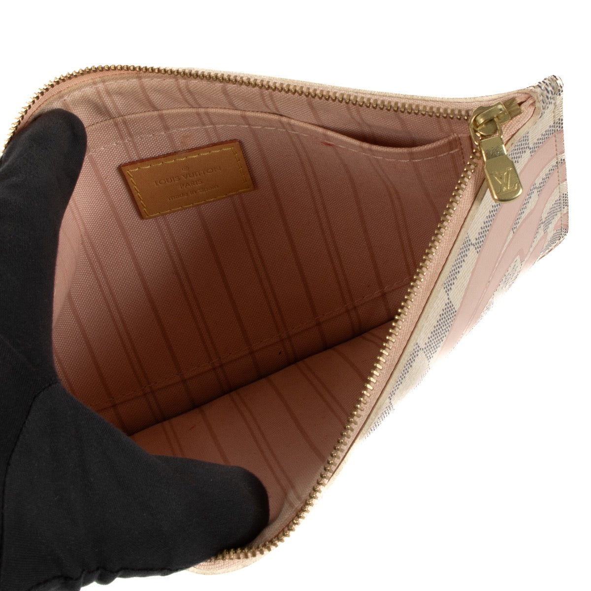 Louis Vuitton Damier Azur Limited Tahitienne Neverfull Pochette for the best price at Labellov secondhand luxury in Antwerp. Buy, sell and love your bags bought at Labellov. Worldwide shipping.