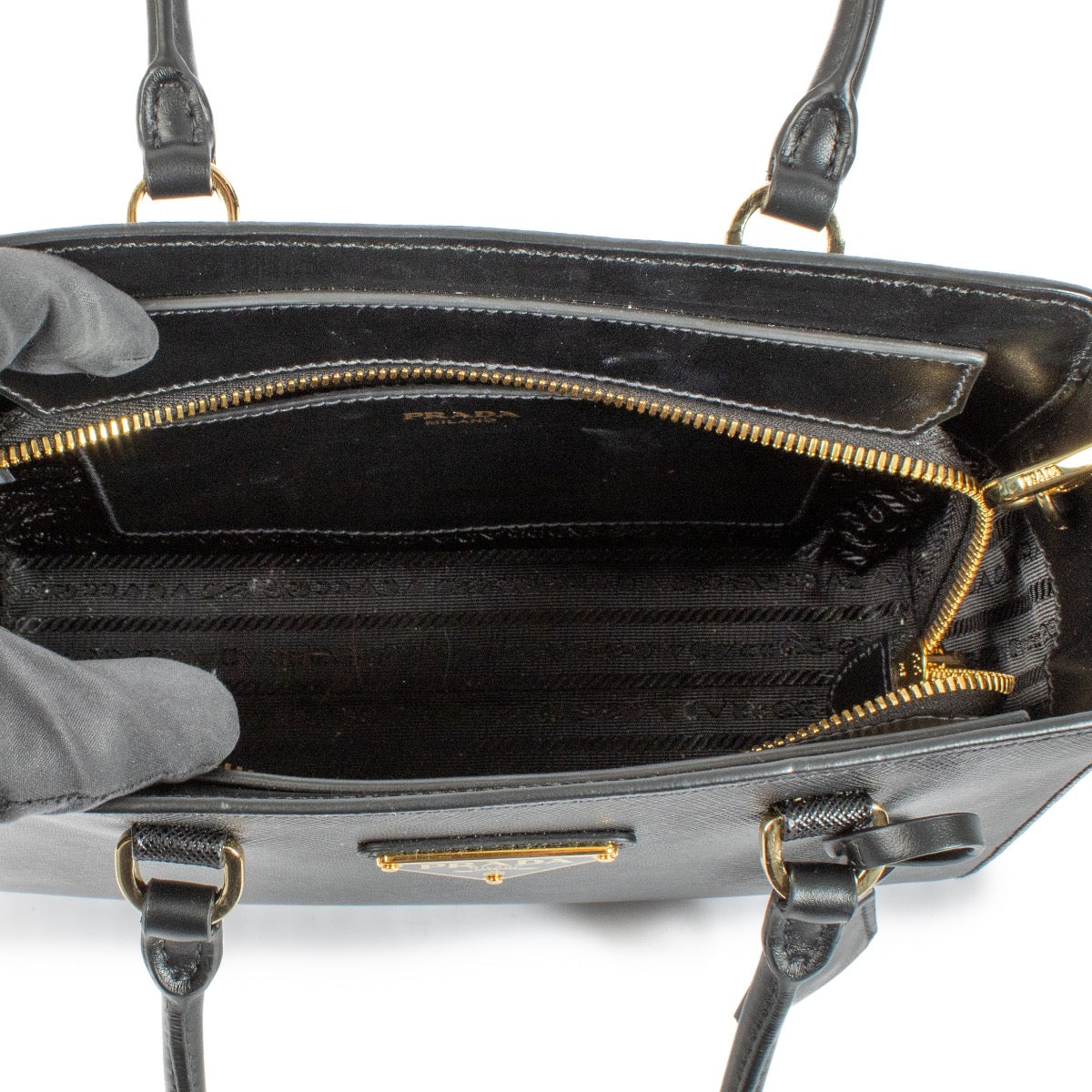 Shop safe online at Labellov in Antwerp, Brussels and Knokke this 100% authentic second hand Prada Saffiano/Soft Calf handbag. Veilig online tweedehands authentieke Prada Saffiano/Soft Calf handtas kopen bij Labellov.