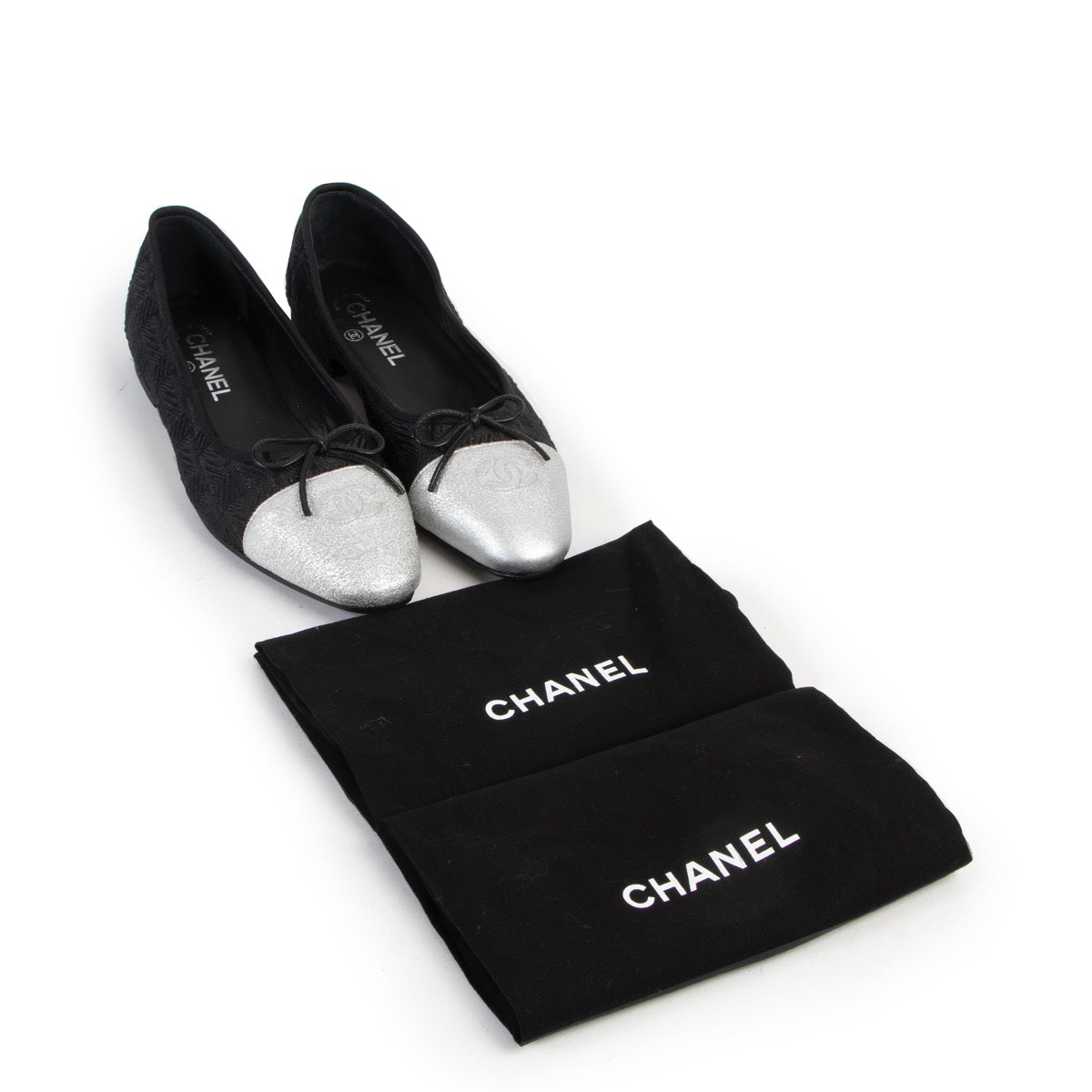 Shop safe online at Labellov in Antwerp these 100% authentic second hand Chanel Black and Silver Ballerina Flats - Size 39,5