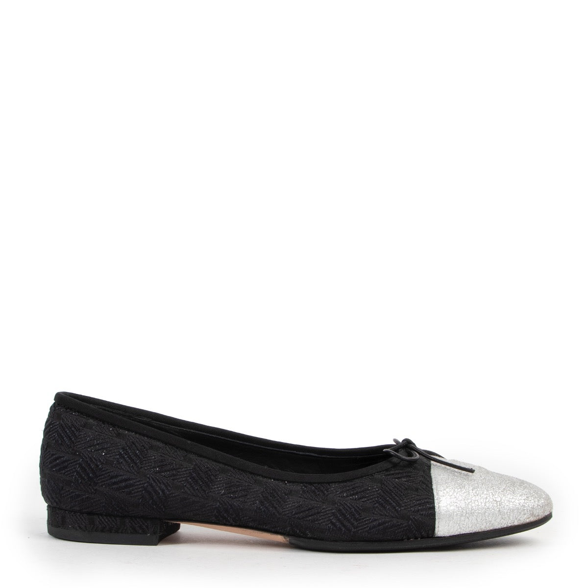 Shop safe online at Labellov in Antwerp these 100% authentic second hand Chanel Black and Silver Ballerina Flats - Size 39,5
