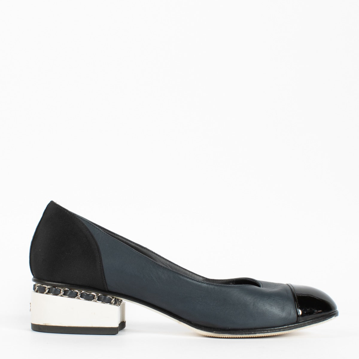 Authentic pre-loved Chanel Navy Interlocking CC Logo Pumps — Size 39.5 on Labellov.com