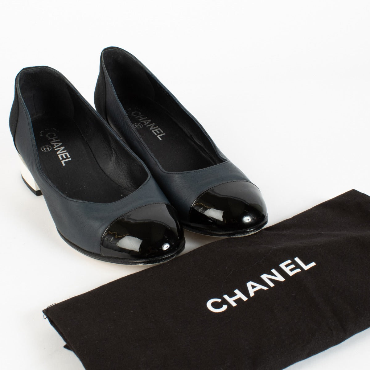 Authentic pre-loved Chanel Navy Interlocking CC Logo Pumps — Size 39.5 on Labellov.com