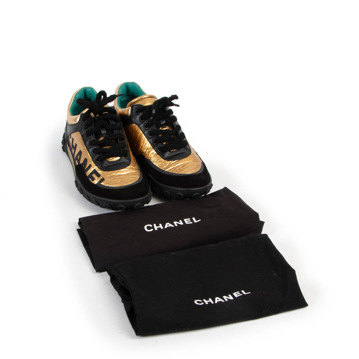 Baskets Chanel noires et dorées - taille 39