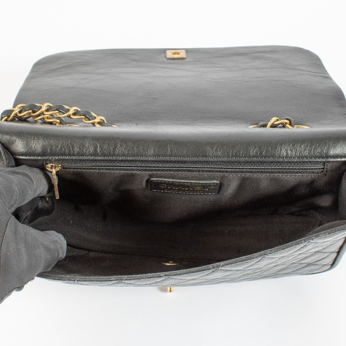 Sac à rabat tressé Chanel en cuir de veau vieilli noir