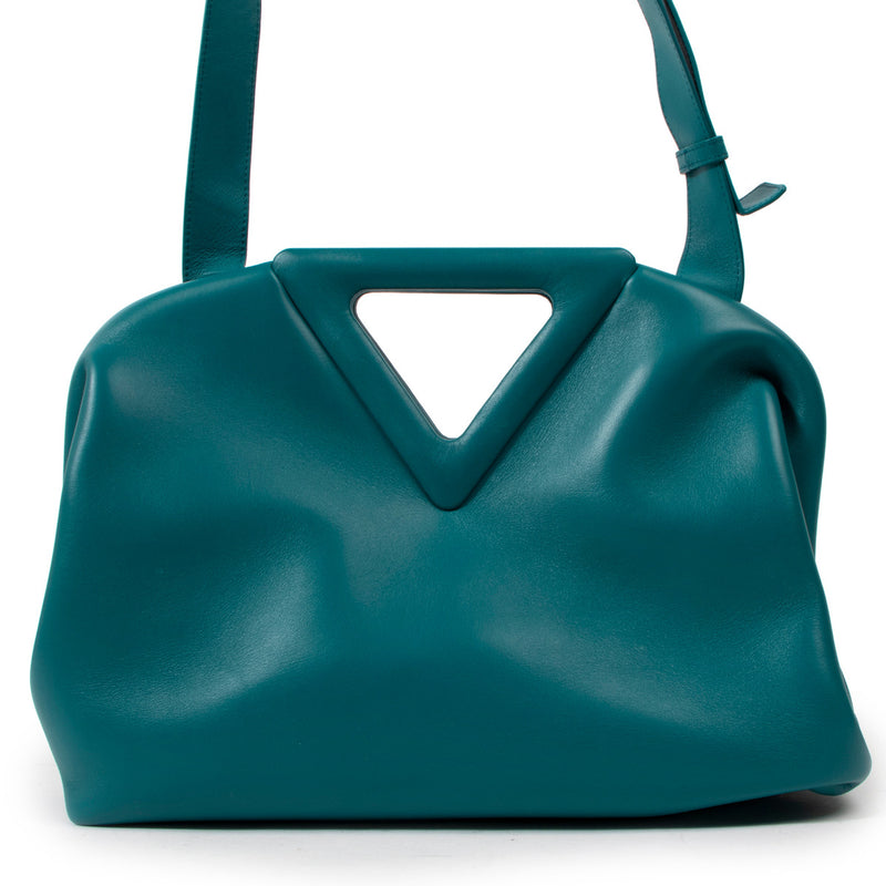 Bottega Veneta Point Medium Mallard Top Handle Bag for the best price at Labellov secondhand luxury in Antwerp. Buy and sell one of a kind new and vintage designer bags.