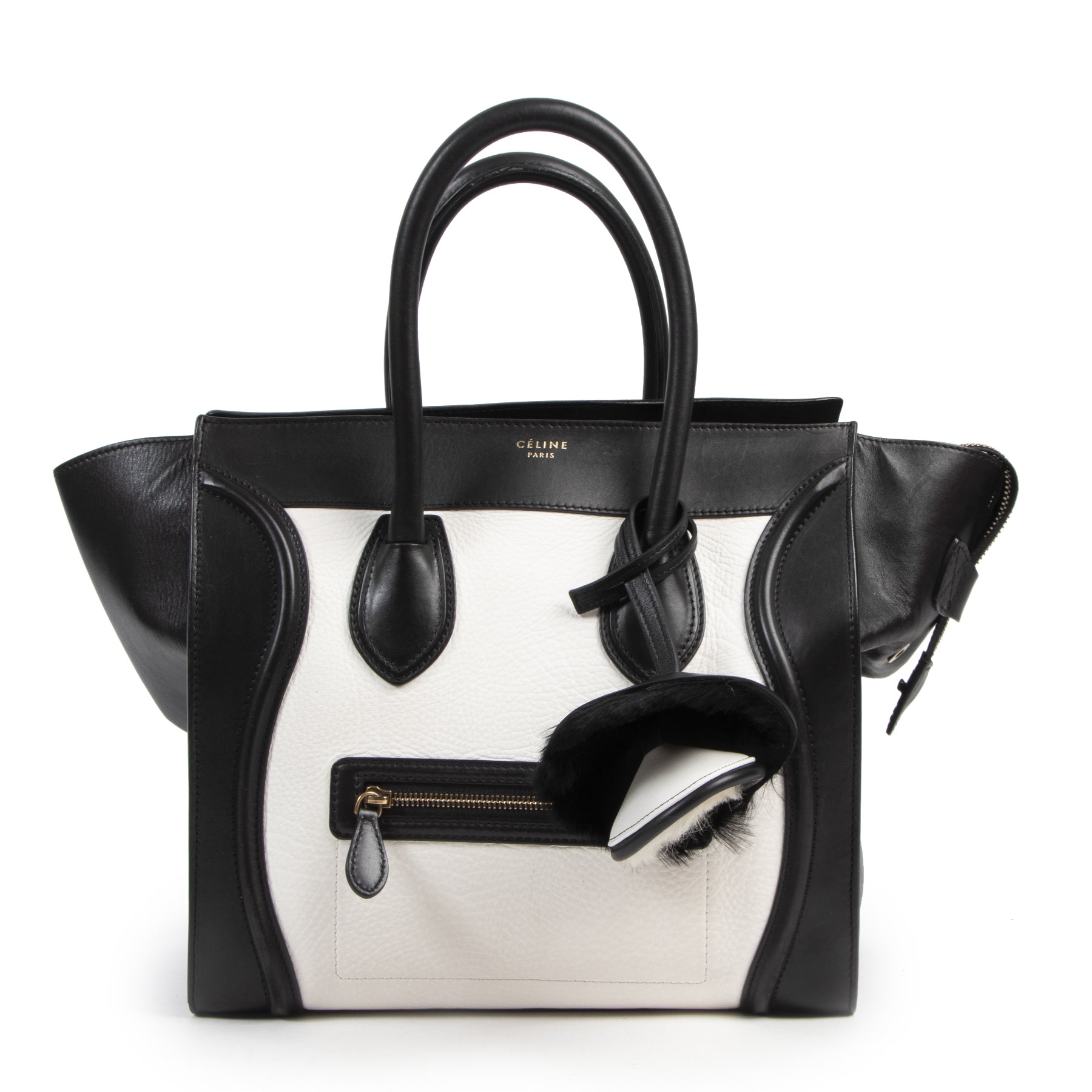 Céline Black and White Fur Bag Charm. Authentieke Céliné accessoires bij LabelLOV Antwerpen. Authentique luxury en ligne webshop LabelLOV. Authentic Céline accessories at LabelLOV Antwerp.