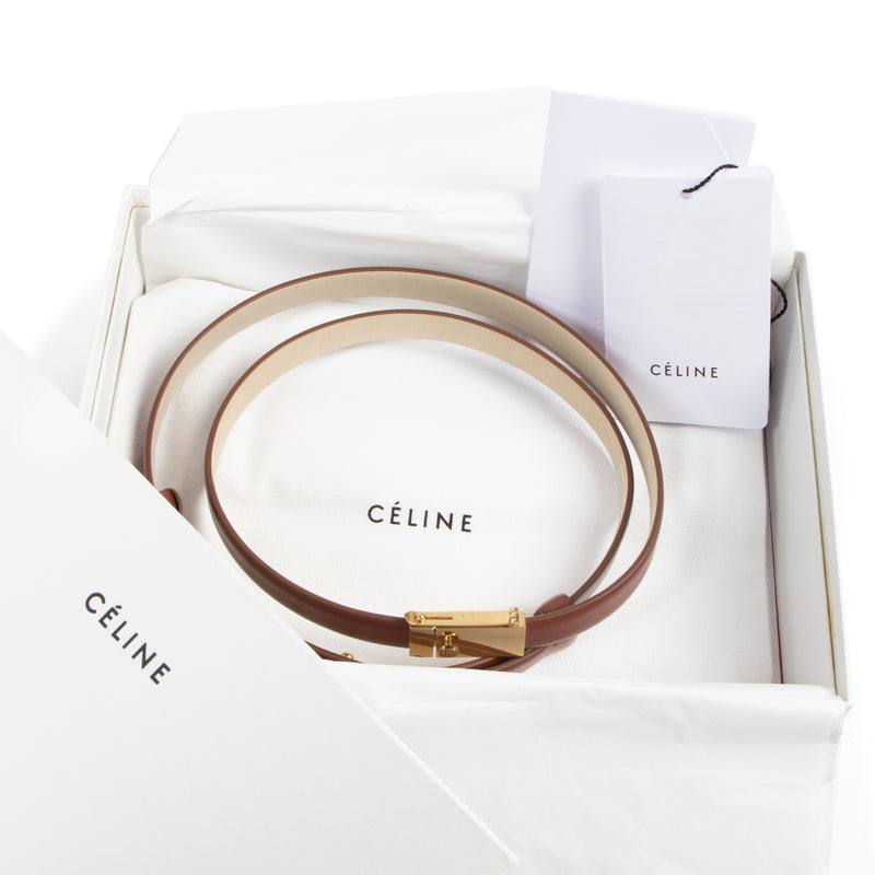 Céline Burgundy Thin Brick Belt . Authentieke tweedehands Céline accessoires bij LabelLOV Antwerpen. Authentique seconde-main luxury en ligne webshop LabelLOV. Authentic preloved Céline accessories at LabelLOV Antwerp.