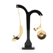 J.W. Anderson Golden Daisy & Leaf Earrings. Authentieke luxe artikelen bij LabelLOV Antwerpen. Authentique preloved luxury en ligne webshop LabelLOV. Authentic preloved J.W. Anderson accessories at LabelLOV Antwerp.
