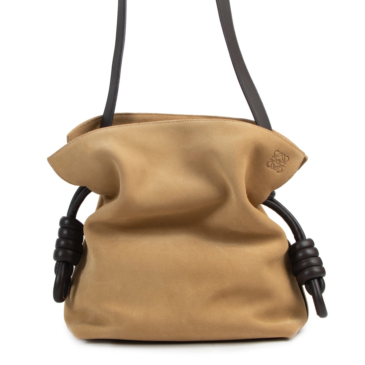 Achetez en ligne en toute sécurité ce Loewe Suede Flamenco Knot sac à bandoulière en daim beige.