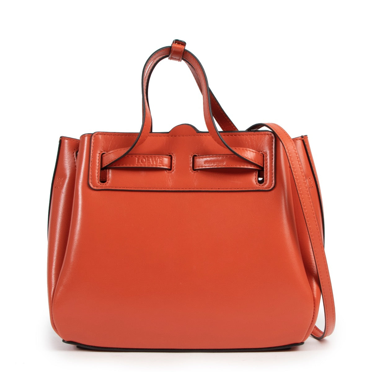 Koop veilig op Labellov.com deze tweedehands Loewe lazo schoudertas in rood leder.
