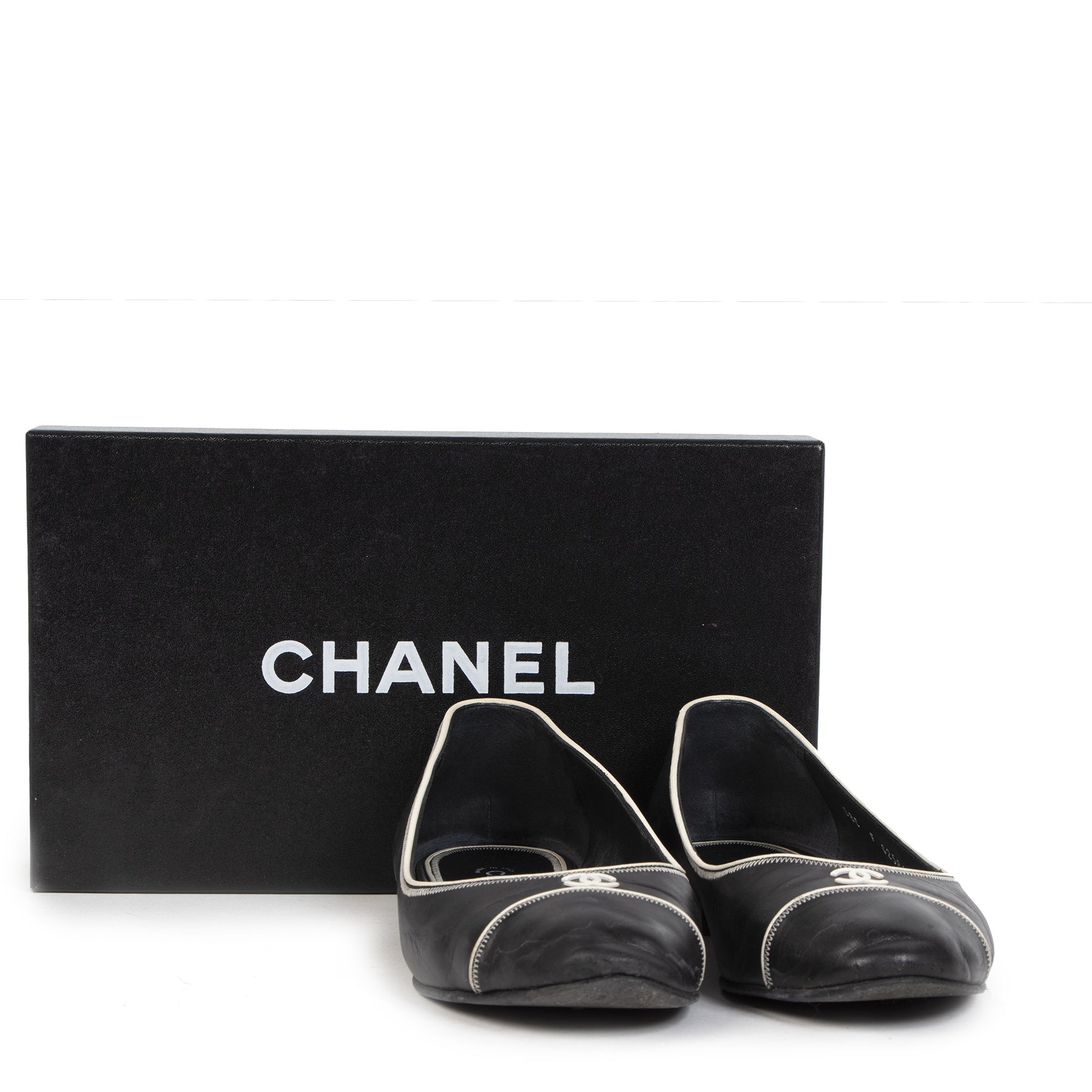 Authentic secondhand Chanel Black & White Trim Leather Ballerina Flats - Size 39,5 designer shoes designer brands fashion luxury vintage webshop safe secure online shopping worldwide shipping