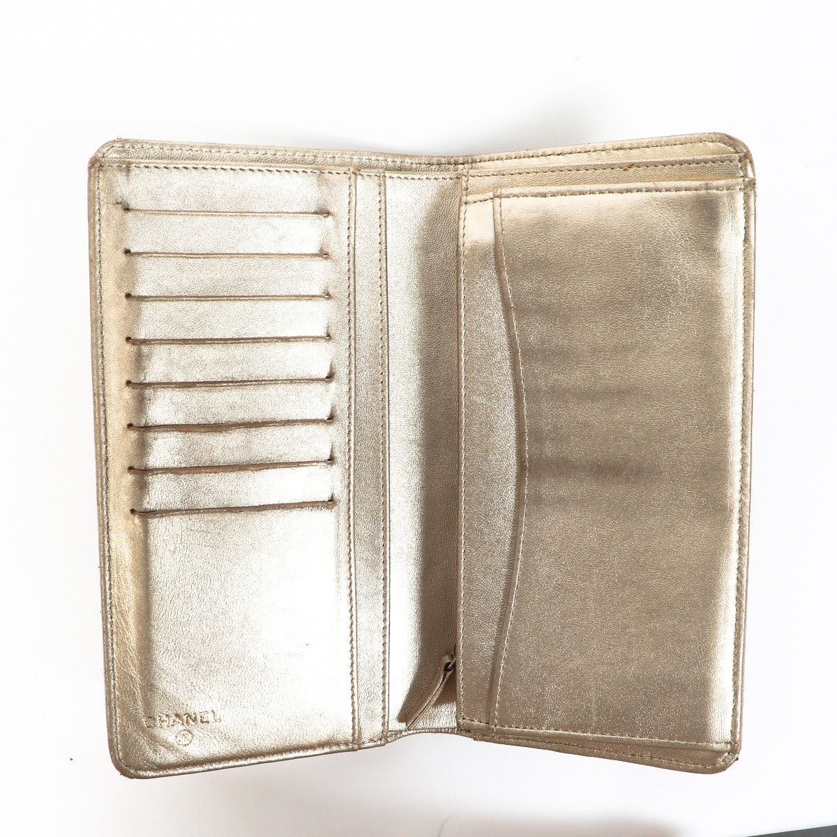 Portefeuille long classique à rabat en agneau métallisé doré Chanel