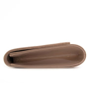 Gucci Nude Micro Guccissima Patent Broadway Clutch Buy secondhand Gucci bags at Labellov. Safe online shopping at a fair price. Koop tweedehands Gucci handtassen bij Labellov. Veilig online winkelen voor een eerlijke prijs.