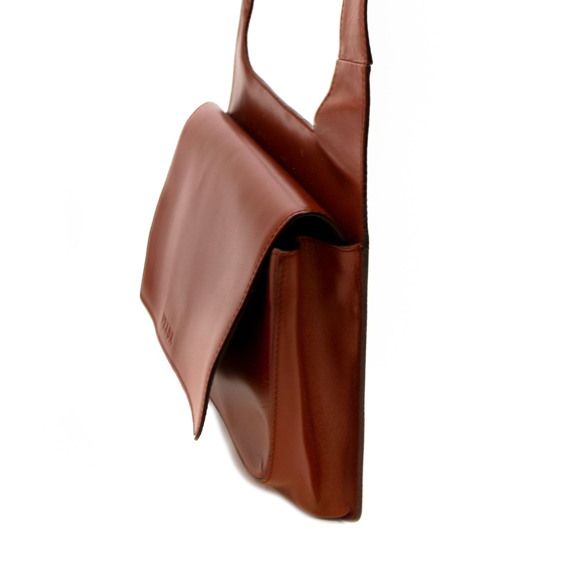 Koop authentieke tweedehands Prada tassen bij Labellov webshop aan de laagste prijs.