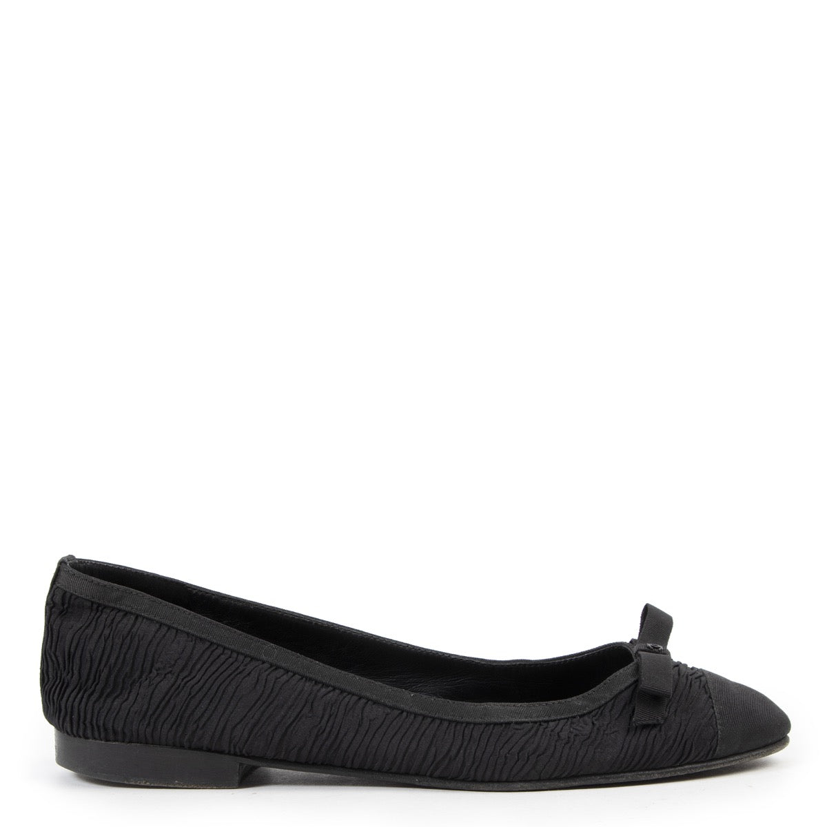 Shop safe online at Labellov in Antwerp these 100% authentic second hand Chanel Black Leather Cap-Toe Ballerina Flats - Size 37,5