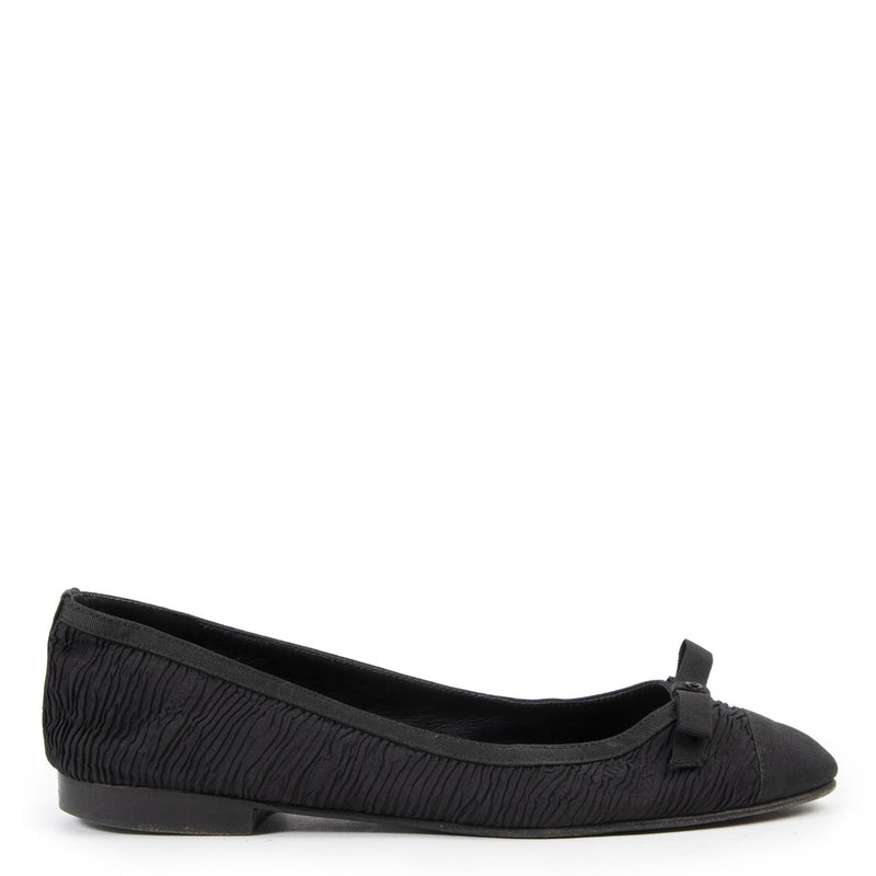 Shop safe online at Labellov in Antwerp these 100% authentic second hand Chanel Black Leather Cap-Toe Ballerina Flats - Size 37,5