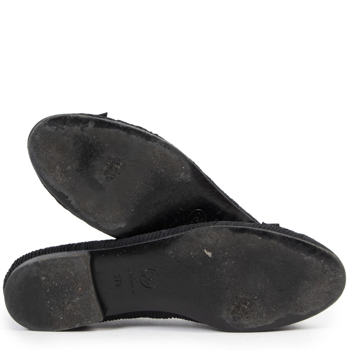 Shop safe online at Labellov in Antwerp these 100% authentic second hand Chanel Black Leather Cap-Toe Ballerina Flats - Size 37,5