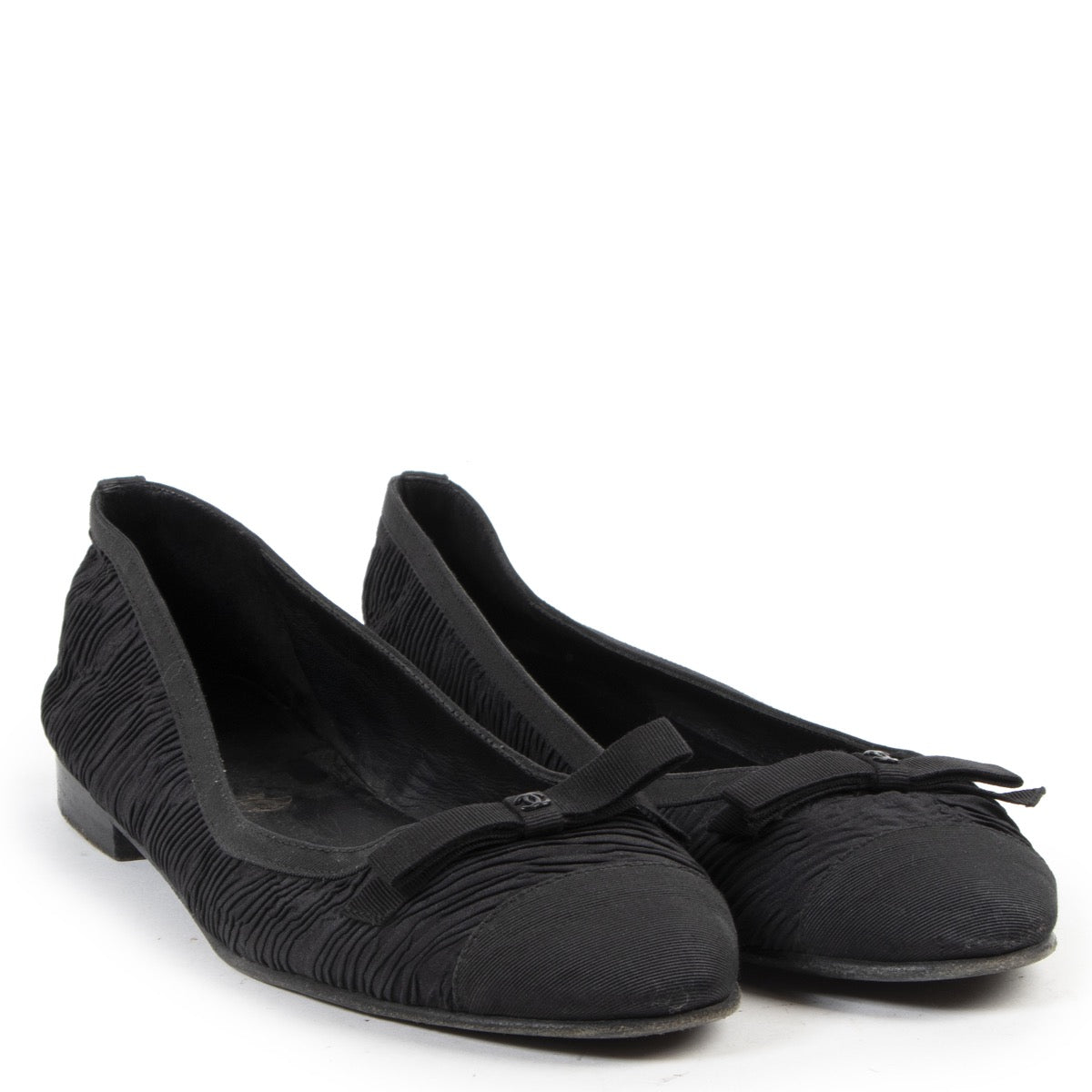 Shop safe online at Labellov in Antwerp these 100% authentic second hand Chanel Black Leather Cap-Toe Ballerina Flats - Size 37,5
