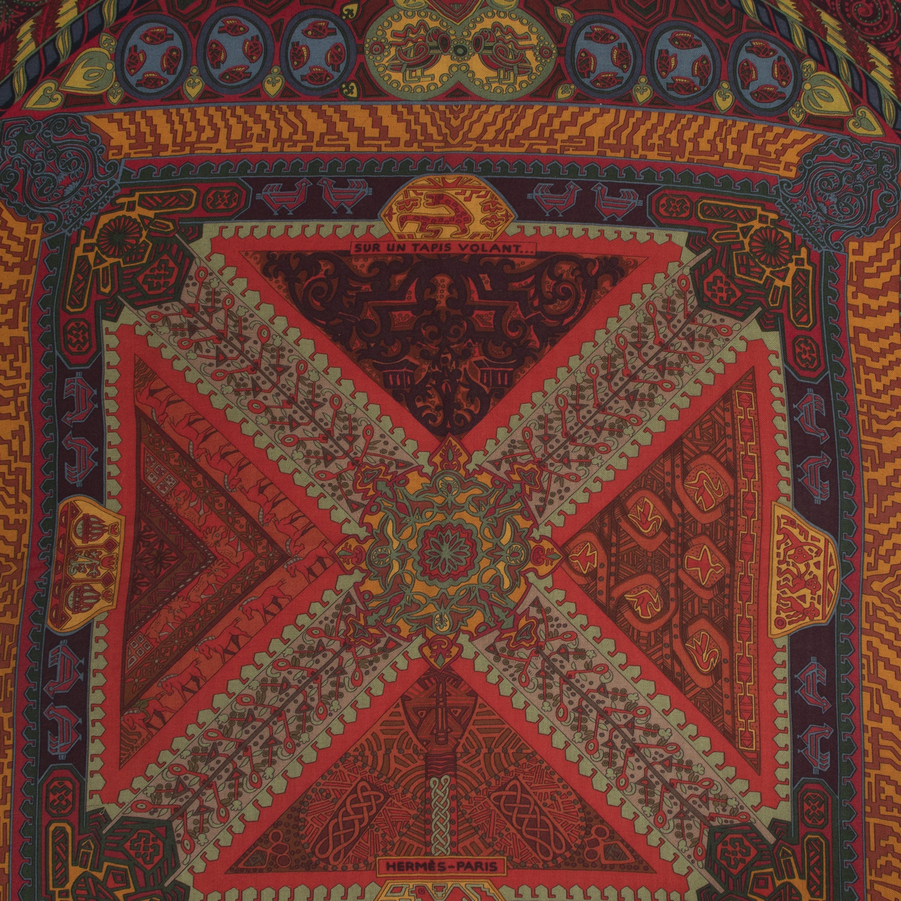 Hermès Cashmere Brown Scarf Sur Un Tapis Volant
