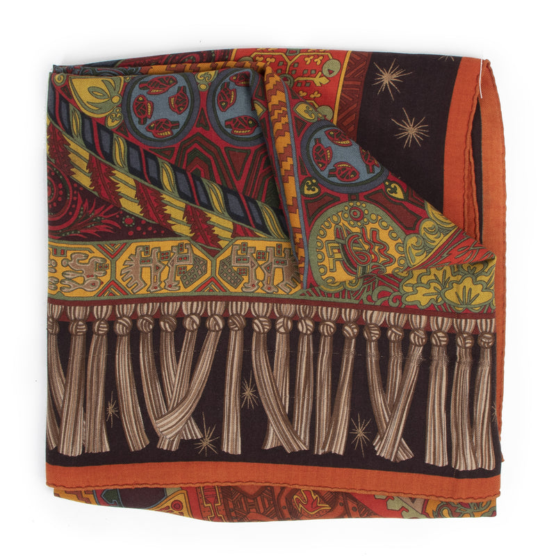 Hermès Cashmere Brown Scarf Sur Un Tapis Volant