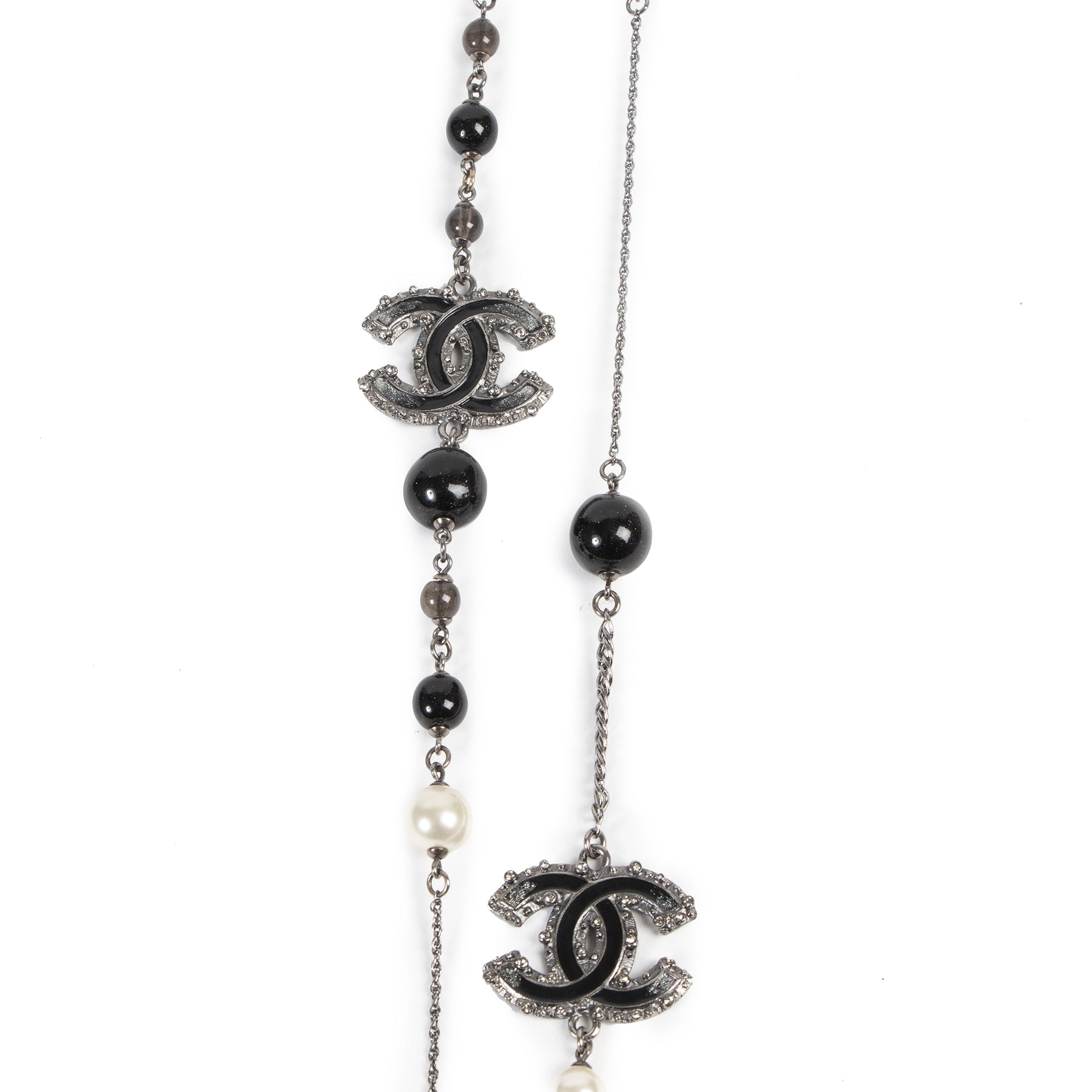 Authentieke Tweedehands Chanel Black & White Pearl CC Long Necklace juiste prijs veilig online shoppen luxe merken webshop winkelen Antwerpen België mode fashion