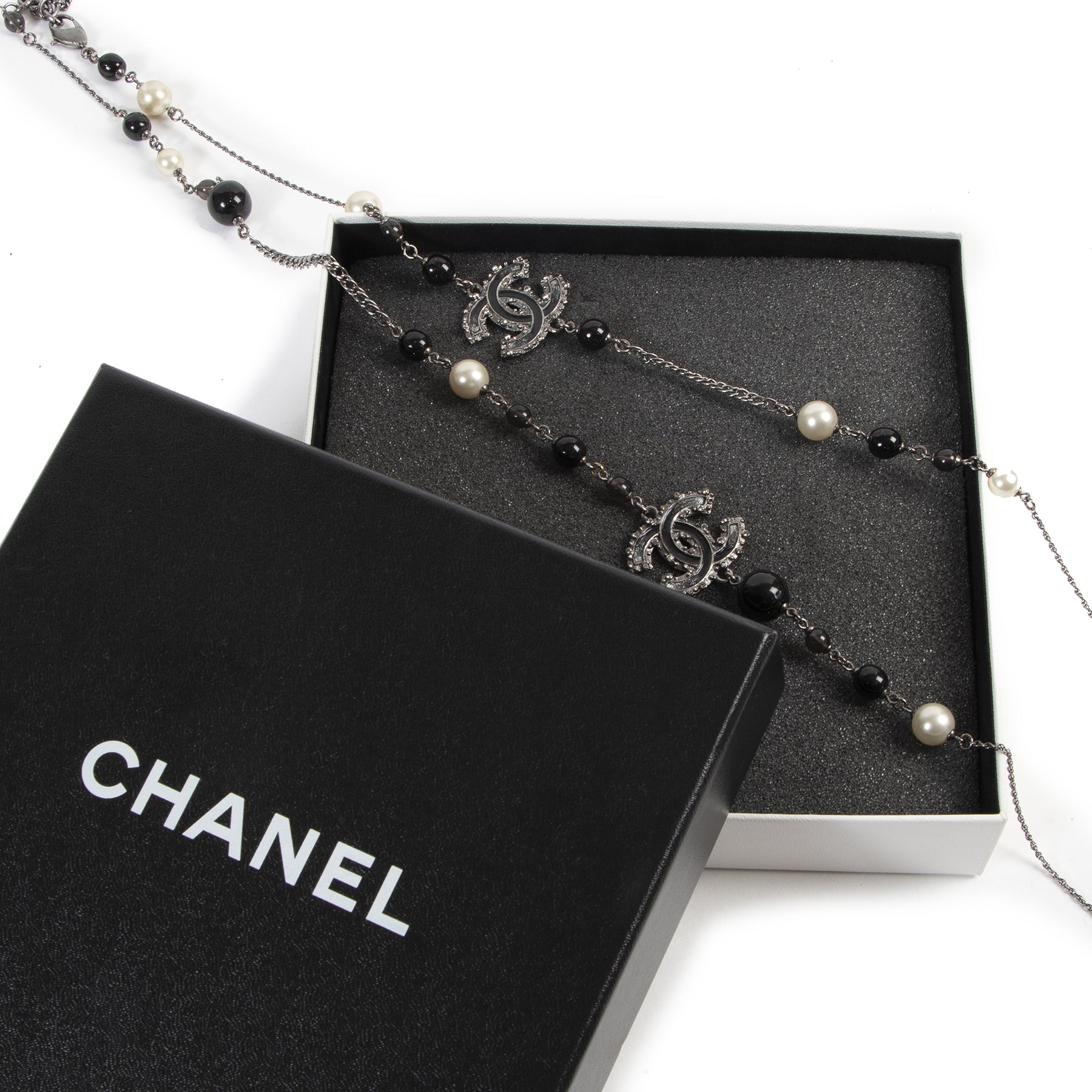 Authentieke Tweedehands Chanel Black & White Pearl CC Long Necklace juiste prijs veilig online shoppen luxe merken webshop winkelen Antwerpen België mode fashion