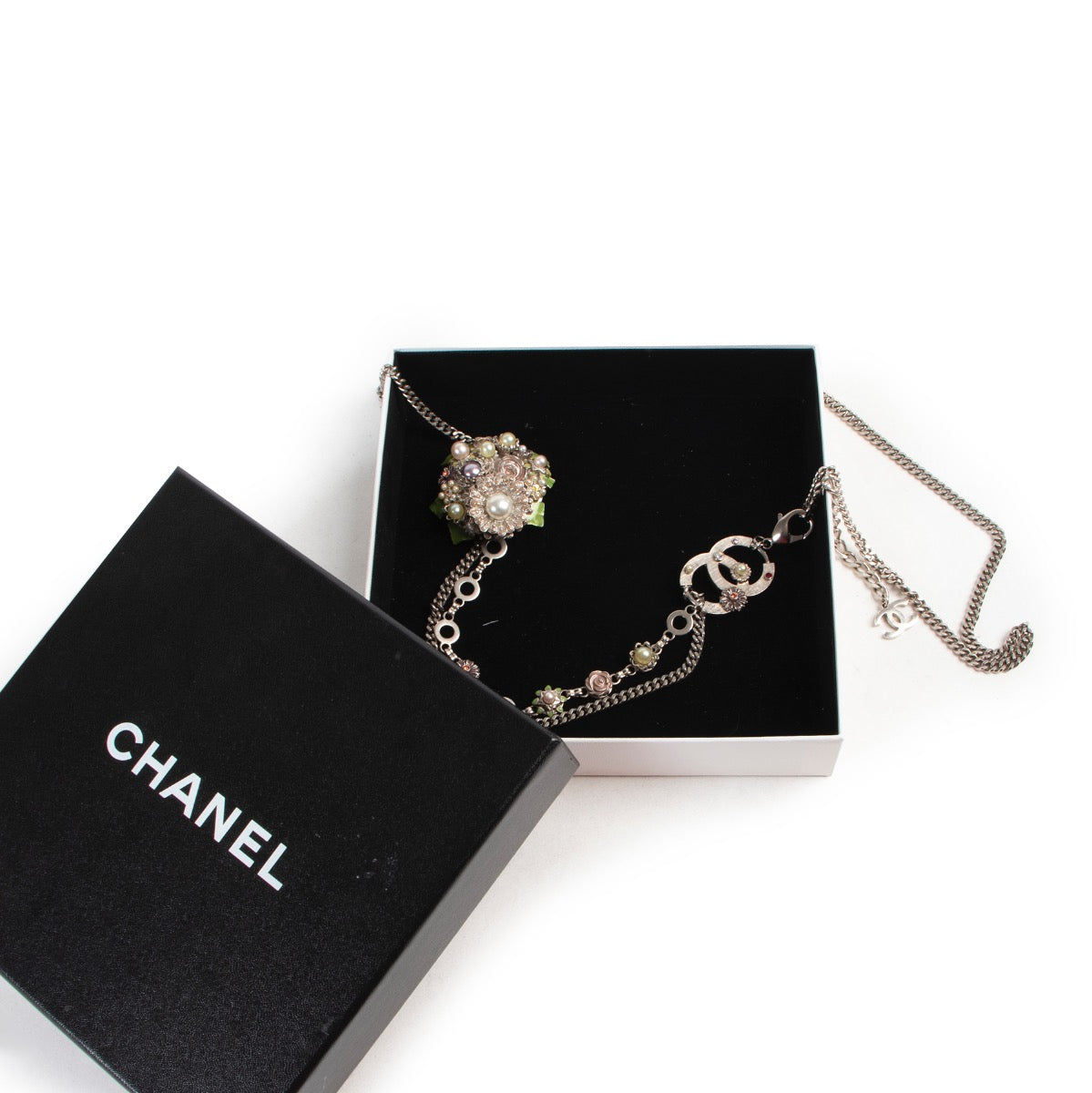 Buy and sell your authentic designer accessories such as this Chanel Silver Multicolor Belt only online at Labellov secondhand luxury in Antwerp.